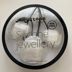 Jellystone Designs BPA Free Silicone White Chew Teething Nursing Necklace NEW